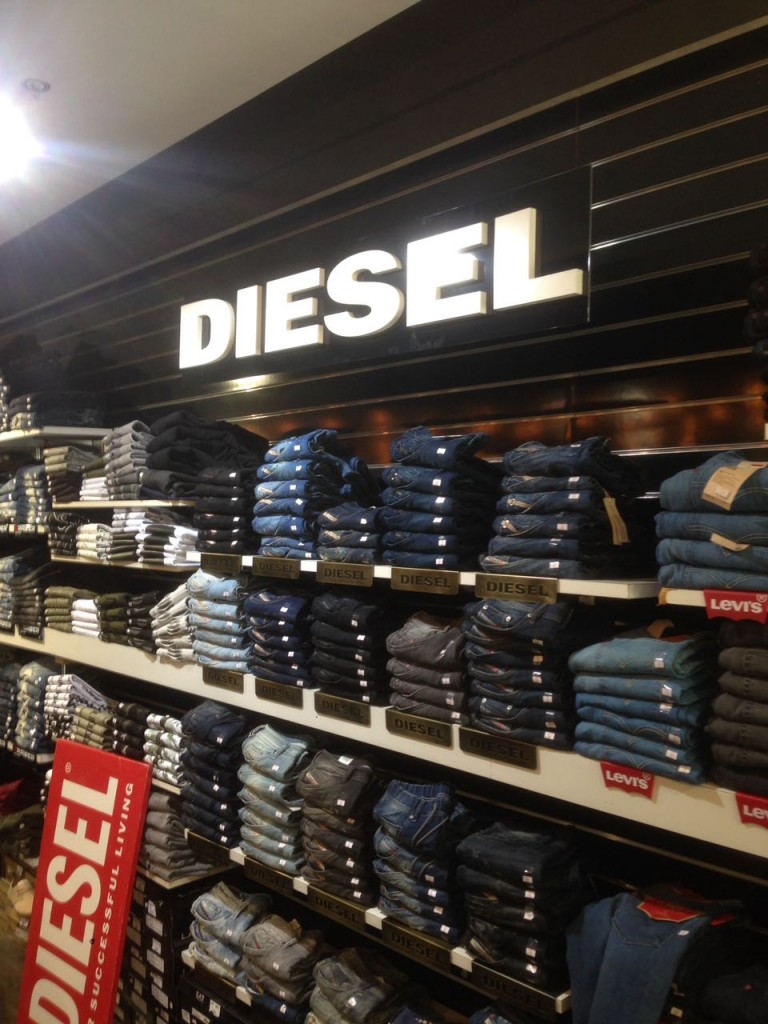 אותיות פי וי סי לחנות בגדים