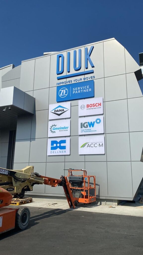 שלטים אותיות בולטות