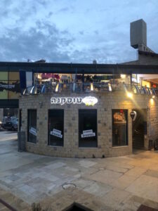 שלטים בולטים ומוארים