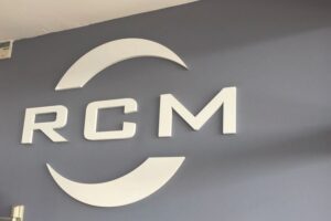 שילוט בולט למשרד